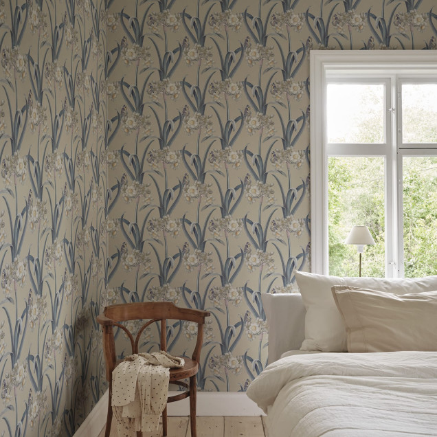 Tapet cu model floral albastru într-un interior clasic