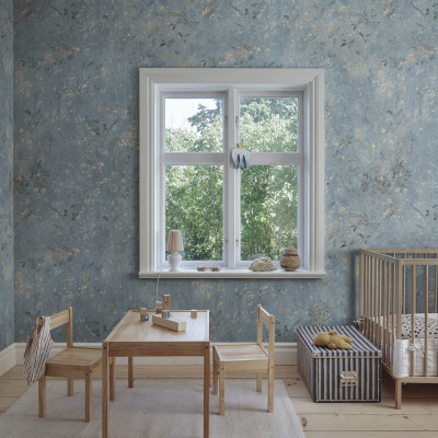 Tapet floral albastru deschis în camera copilului