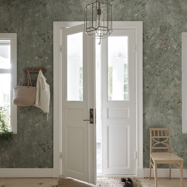Tapet floral verde salvie intr-o baie