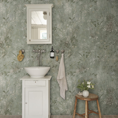 Tapet floral verde salvie intr-o baie