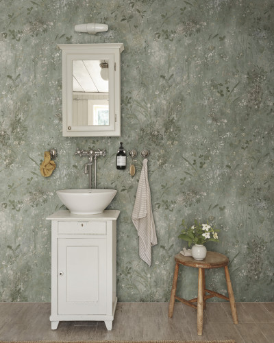 Tapet floral verde salvie intr-o baie