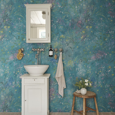 Tapet floral cu fundal teal într-o baie