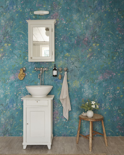 Tapet floral cu fundal teal într-o baie