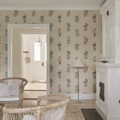 Tapet floral colorat într-un interior luminos