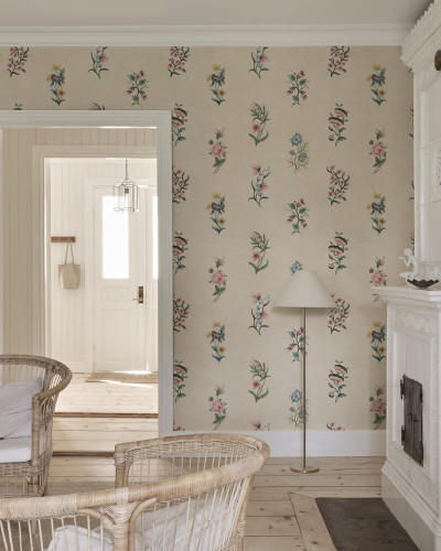 Tapet floral colorat într-un interior luminos