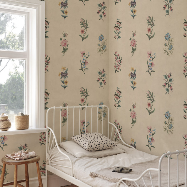 Tapet floral colorat într-un interior luminos