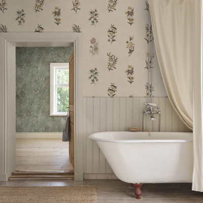 Tapet floral cu motive delicate într-o baie elegantă
