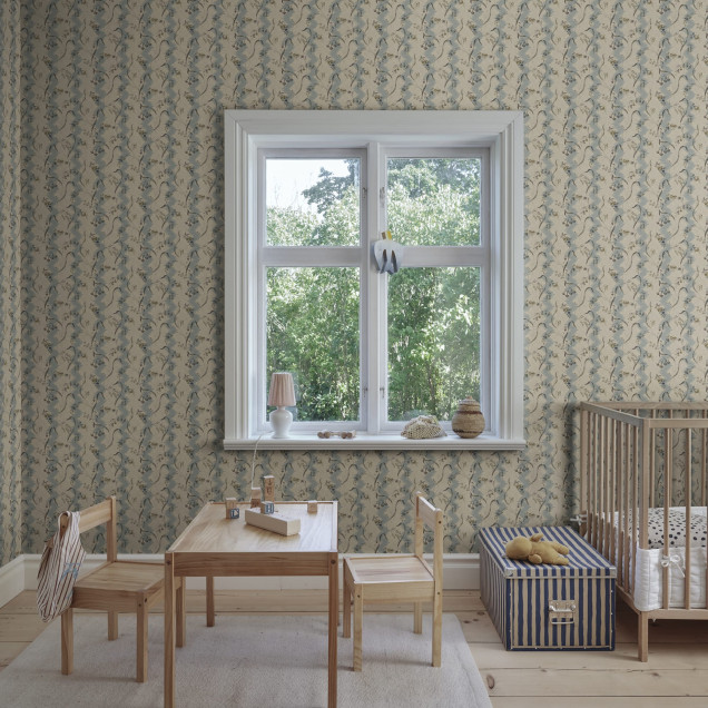 Tapet floral albastru și bej într-o cameră decorată