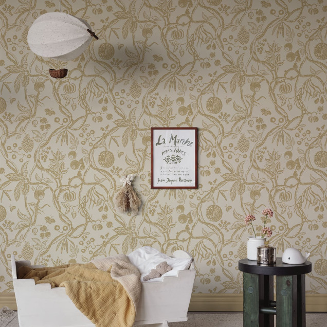 Tapet cu design 'Arborele Vieții' în nuanțe de miere într-o bucătărie.