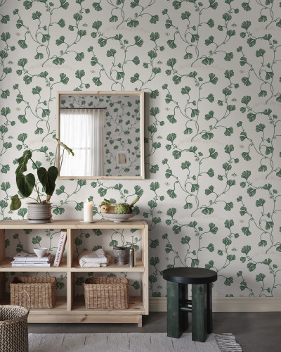 Tapet floral verde cu detalii delicate într-un interior modern