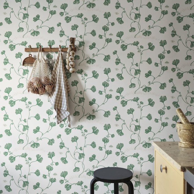 Tapet floral verde cu detalii delicate într-un interior modern