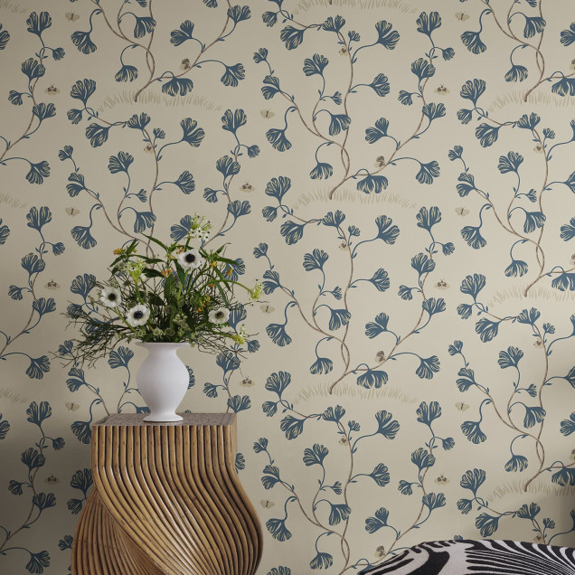 Tapet floral albastru într-o bucătărie elegantă