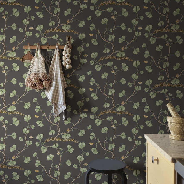 Tapet floral elegant cu frunze verzi pe fundal gri antracit