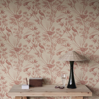 Tapet roșu cu design floral și păsări