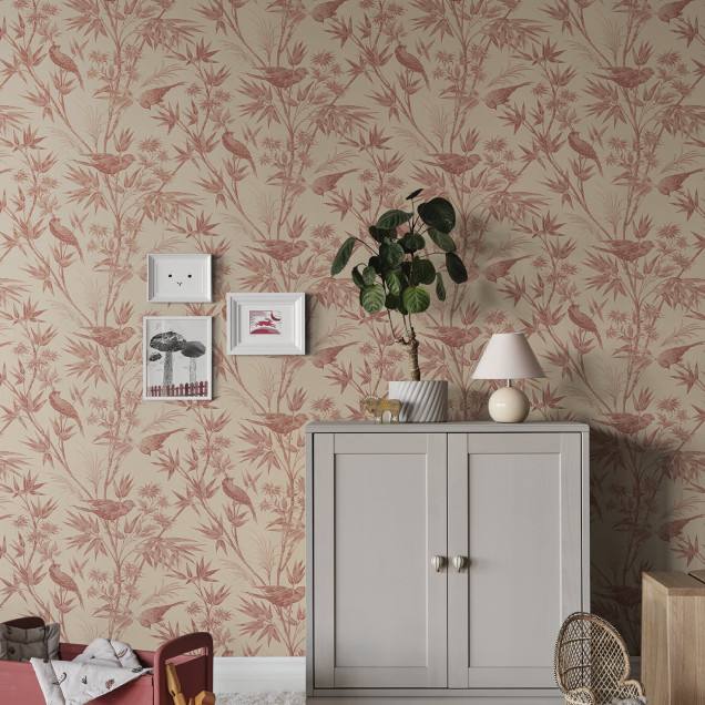 Tapet roșu cu design floral și păsări