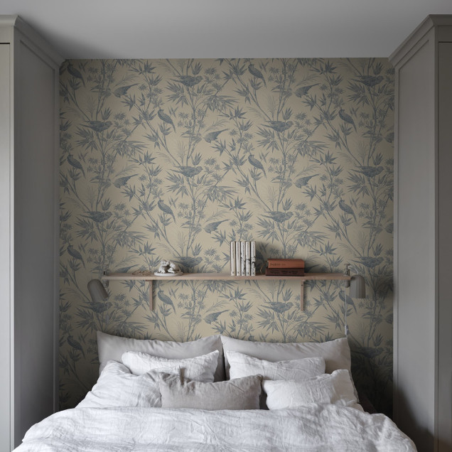 Tapet floral cu păsări indigo