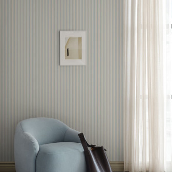 Tapet bleu cu dungi într-un interior elegant