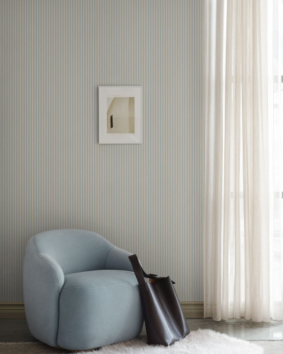 Tapet bleu cu dungi într-un interior elegant