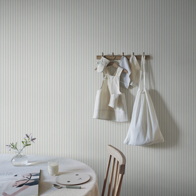 Tapet bleu cu dungi într-un interior elegant