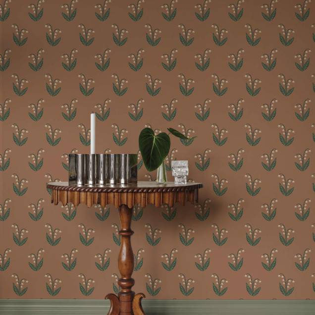 Tapet floral terracotta în bucătărie