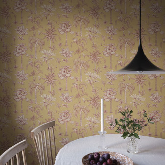 Tapet cu model tropical galben în decor de interior