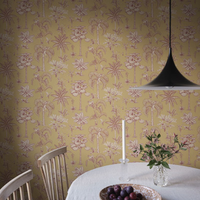 Tapet cu model tropical galben în decor de interior