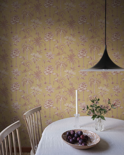 Tapet cu model tropical galben în decor de interior