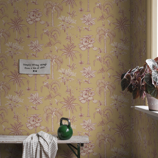 Tapet cu model tropical galben în decor de interior