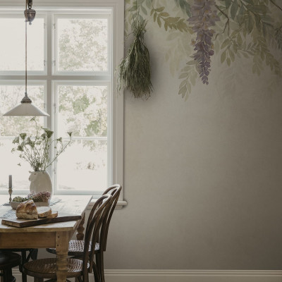 Tapet floral cu motiv de glicină verde și mov într-o cameră cu mobilier din lemn.