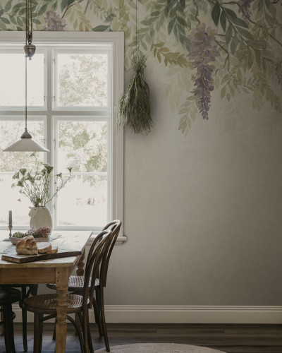 Tapet floral cu motiv de glicină verde și mov într-o cameră cu mobilier din lemn.