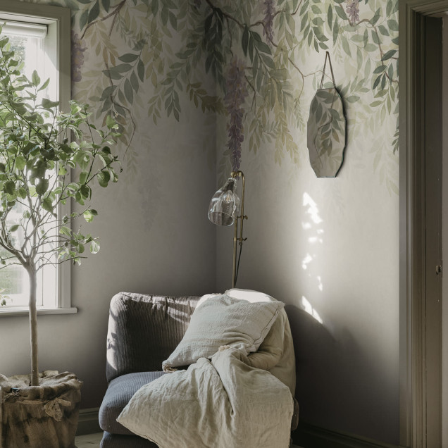 Tapet floral cu motiv de glicină verde și mov într-o cameră cu mobilier din lemn.