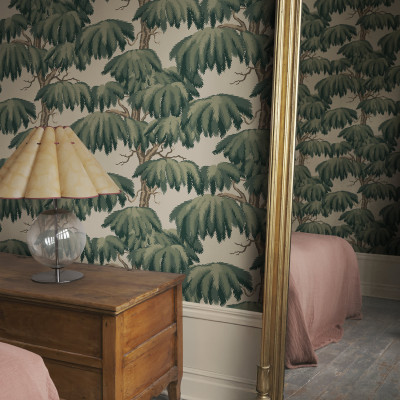 Tapet cu design inspirat de copaci și frunze verzi, într-un interior elegant