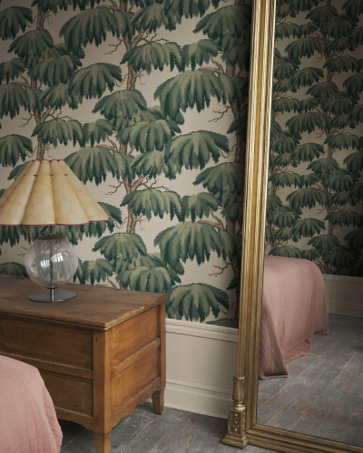Tapet cu design inspirat de copaci și frunze verzi, într-un interior elegant