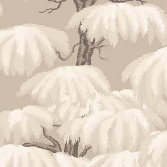 Tapet bej cu model floral într-o cameră decorată cu pian și scaune de lemn.