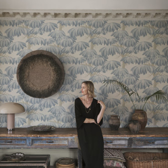 Tapet floral albastru deschis creând un ambient relaxant