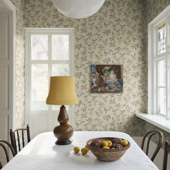 Tapet Limone Yellow cu model de lămâi galbene pe fundal crem, într-o cameră de dining luminoasă cu mobilier clasic și accesorii mediteraneene.