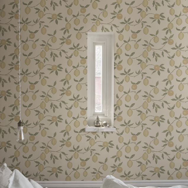 Tapet Limone Yellow cu model de lămâi galbene pe fundal crem, într-o cameră de dining luminoasă cu mobilier clasic și accesorii mediteraneene.