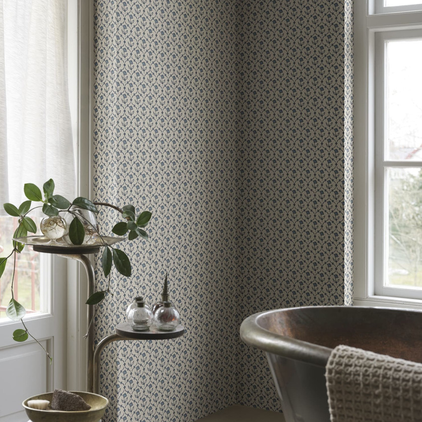 Tapet floral terracotta într-un interior elegant