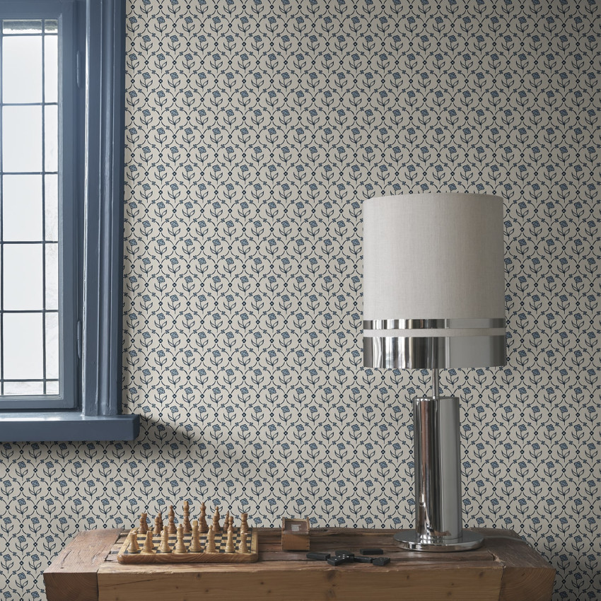 Tapet floral terracotta într-un interior elegant