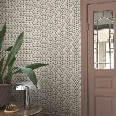 Tapet floral terracotta într-un interior elegant