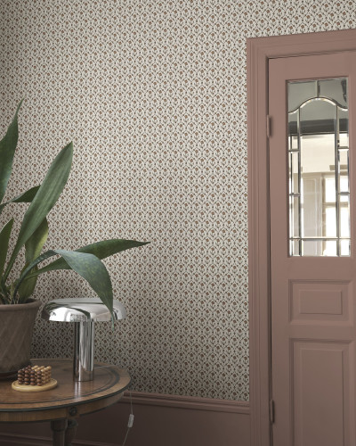 Tapet floral terracotta într-un interior elegant