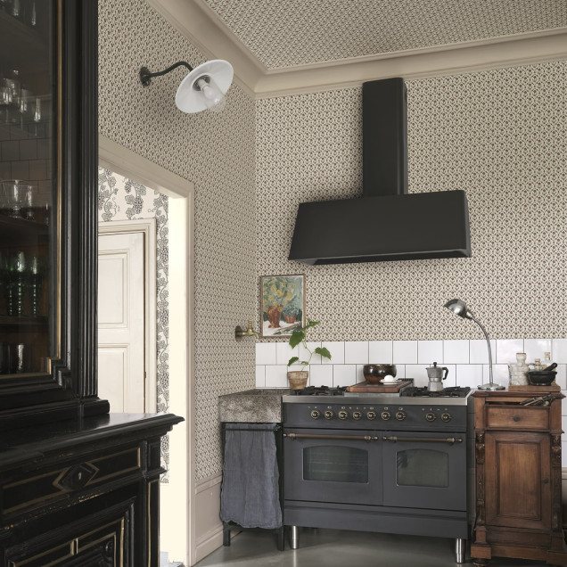 Tapet floral terracotta într-un interior elegant