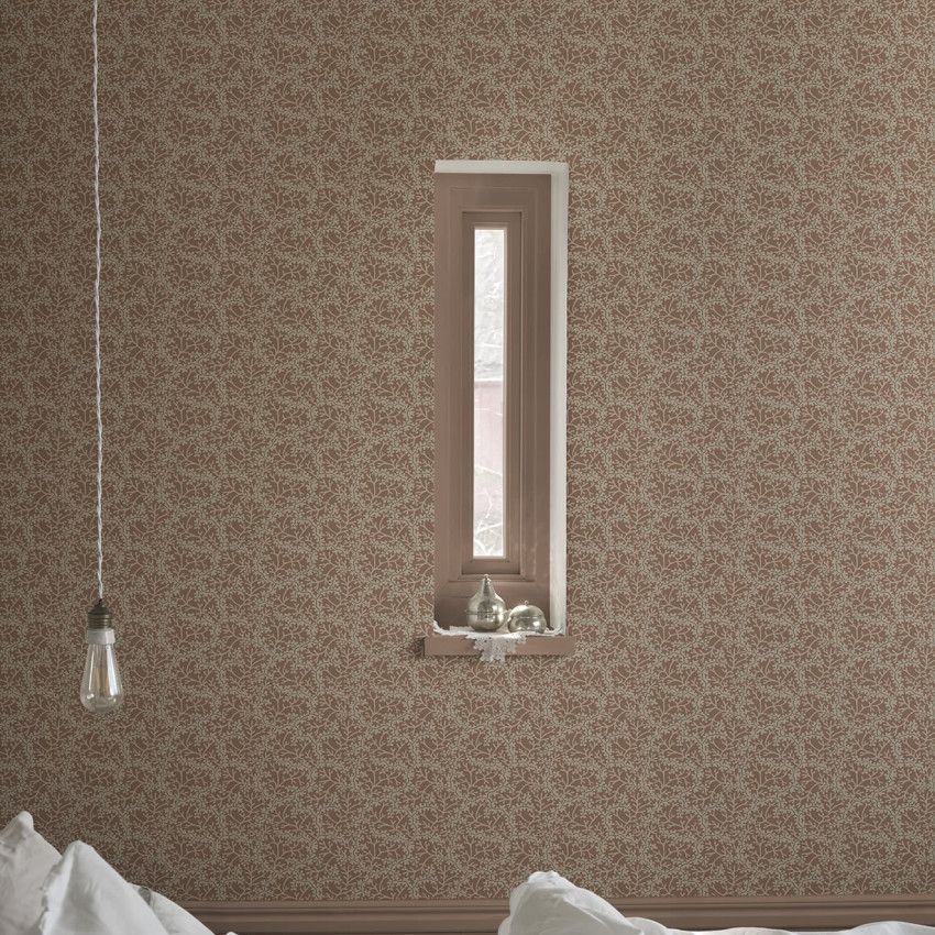 Tapet bej cu model floral într-un dormitor elegant