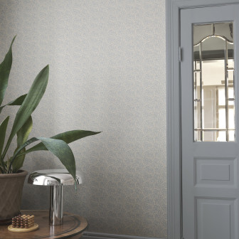 Tapet floral albastru deschis și coral, ideal pentru un decor elegant.