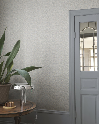 Tapet floral albastru deschis și coral, ideal pentru un decor elegant.