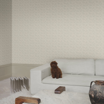 Tapet floral delicat în nuanțe de verde și corai, ideal pentru un decor interior rafinat