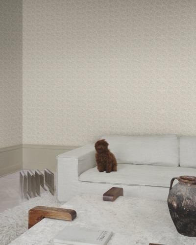 Tapet floral delicat în nuanțe de verde și corai, ideal pentru un decor interior rafinat