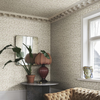 Tapet cu model floral bordo într-o cameră de zi elegantă