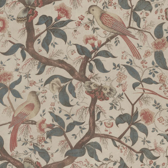 Tapet Alexa, Misty Blue cu model de păsări și ramuri florale, aplicat pe pereții și tavanul unei bucătării amenajate în stil clasic-vintage cu mobilier închis la culoare și aragaz negru.