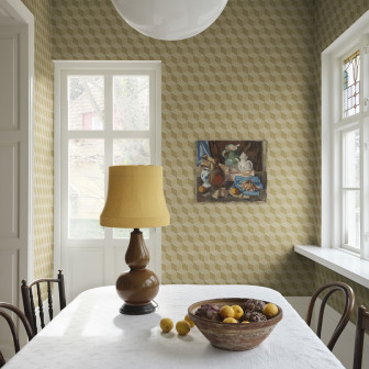 Tapet cu model geometric în nuanțe de miere într-o sufragerie